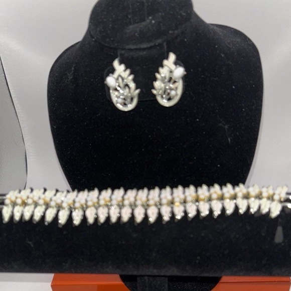 Vintage Coro White Thermoset Leaf Bracelet & Earrings Set Faux Pearls 1950s - Picture 2 of 8